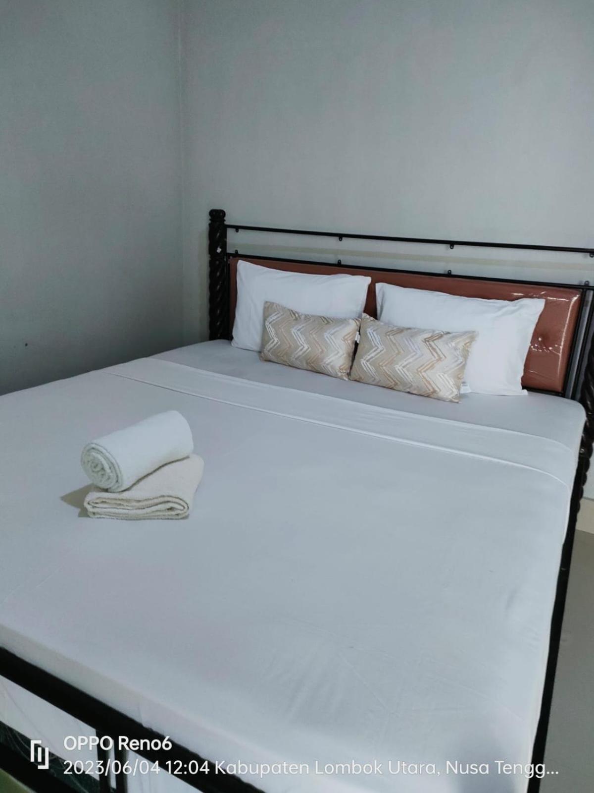 Pineapple Guest House 길리 아이르 외부 사진